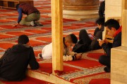 Mládež si krátí volnou chvíli před modlitbou