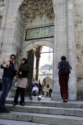 Turisté před mešitou